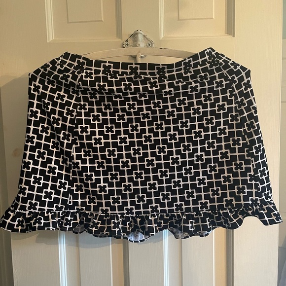 Cute skort with ruffle hem . Pockets in back . EUC - Picture 1 of 2
